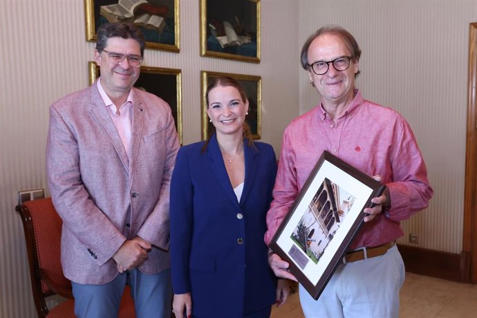 La presidenta del Govern, Marga Prohens, el conseller de Turismo, Cultura y Deportes, Jaume Bauz,  y el fundador y director del grupo de coros de la UIB, Joan Company