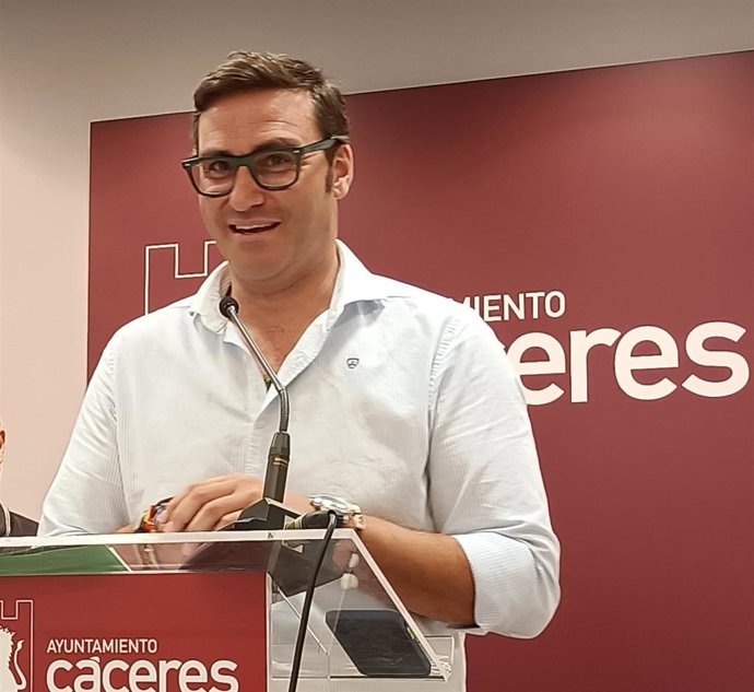 El concejal de Educación de Cáceres, Jorge Suárez, en una rueda de prensa.