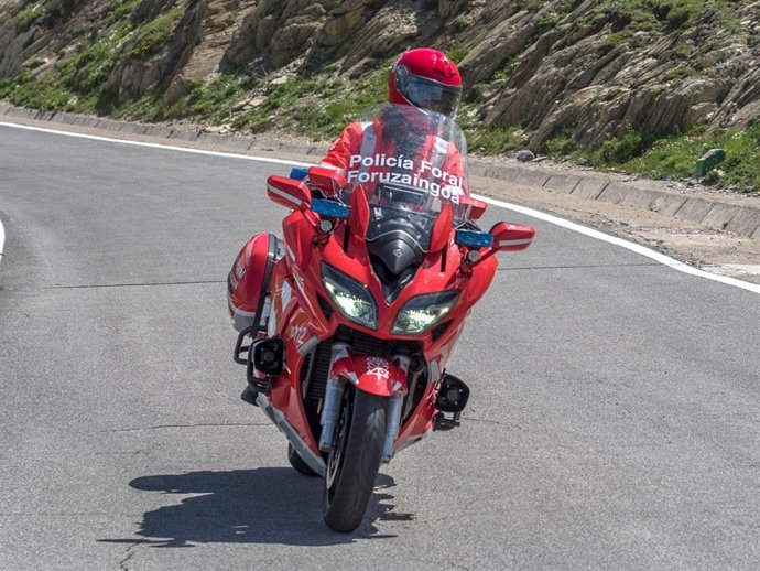 Archivo - Un agente de Policía Foral.