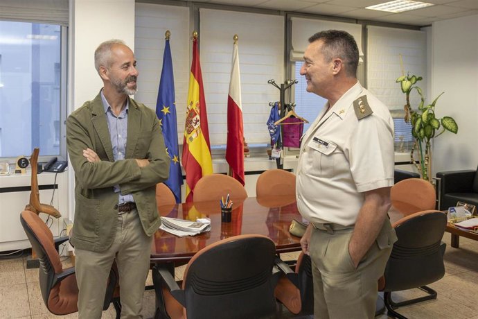 El Consejero De Educación, FP Y Universidades, Sergio Siilva, Y El Delegado De Defensa En Cantabria, Emiliano Blanco, En La Reunión.