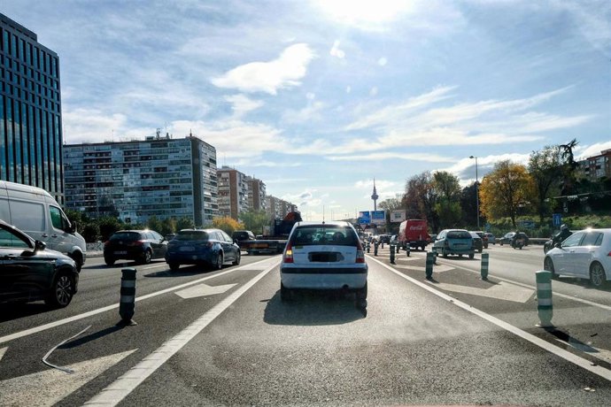 Archivo - Coches por la M-30 de Madrid.