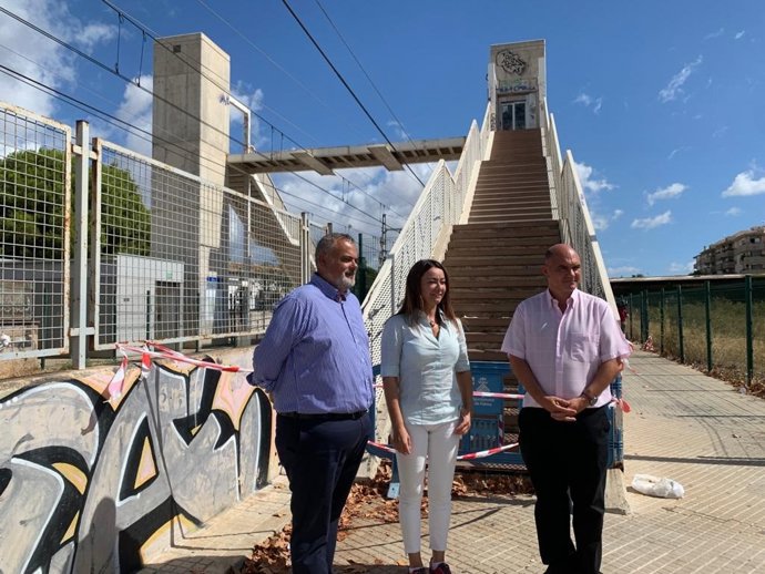La consellera de Vivienda, Territorio y Movilidad, Marta Vidal, en la estación de tren de El Vivero, en el barrio de Son Cladera