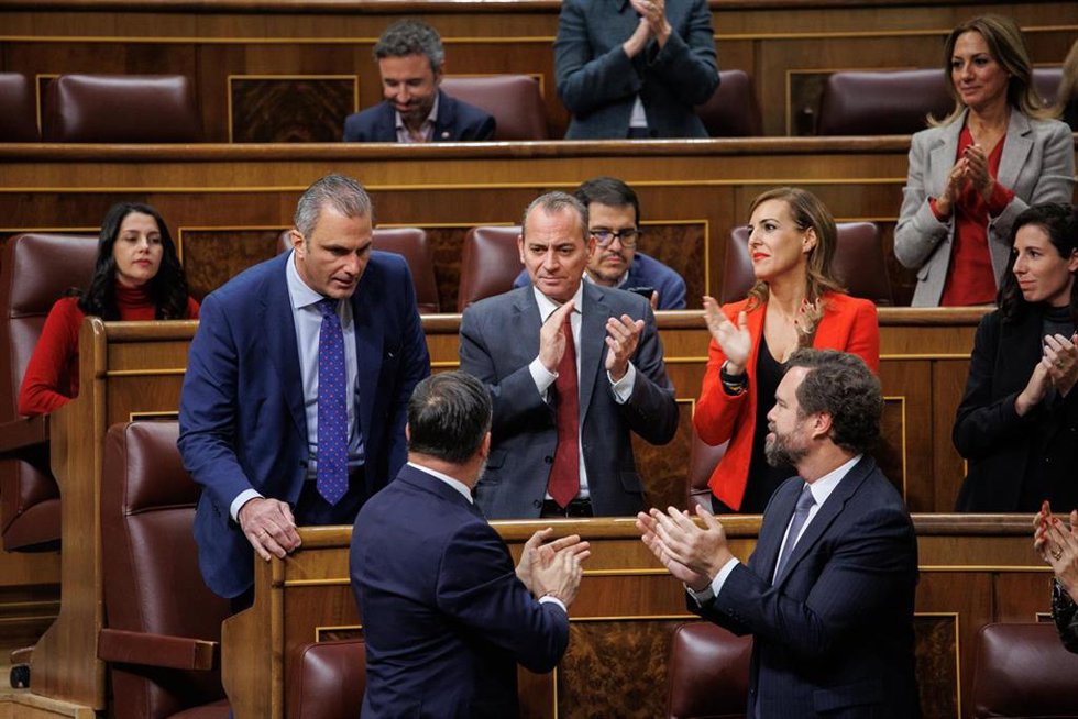 Archivo - El vicepresidente de Vox, Javier Ortega Smith , aplaudido en el Congreso pr Santiago Abascal e Iván Espinosa de los Monteros