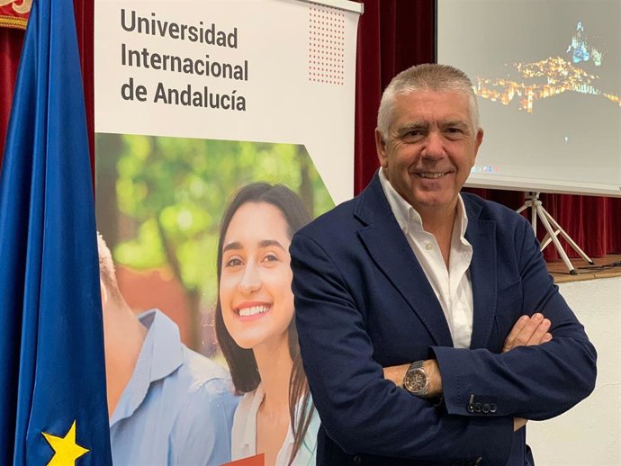 El doctor por la Universidad de Jaén dentro del programa del doctorado de Ingeniería Solar Foltovoltaica, Blas Ogáyar, en el encuentro de 'Comunidades energéticas en el ámbito agroalimentario y local' de la UNIA.