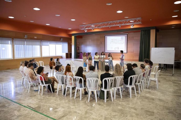 Jóvenes del programa Erasmus+ en la Unidad de Adicciones del Instituto Provincial de Bienestar Social (IPBS) de la Diputación de Córdoba para conocer de primera mano su trabajo.