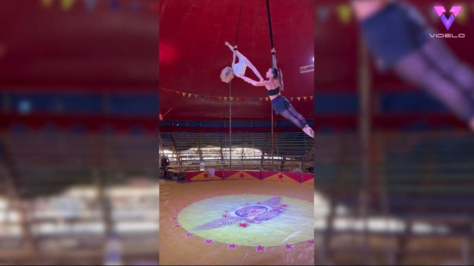 Con tan solo seis años, esta joven y talentosa artista de circo aéreo ya muestra a las multitudes sus increíbles habilidades.