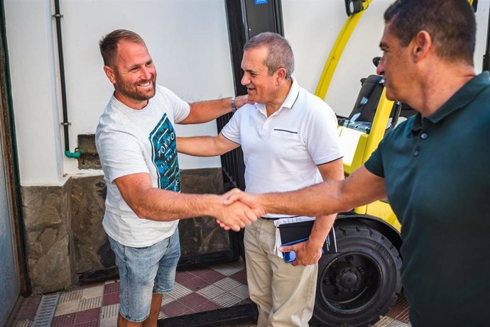 El consejero de Sector Primario del Cabildo de Tenerife, Valentín González, en una visita a una cofradía de pescadores