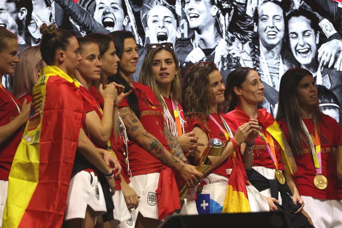 Las jugadoras de la selección española durante la celebración de la victoria en Madrid Río, a 21 de agosto de 2023, en Madrid (España).