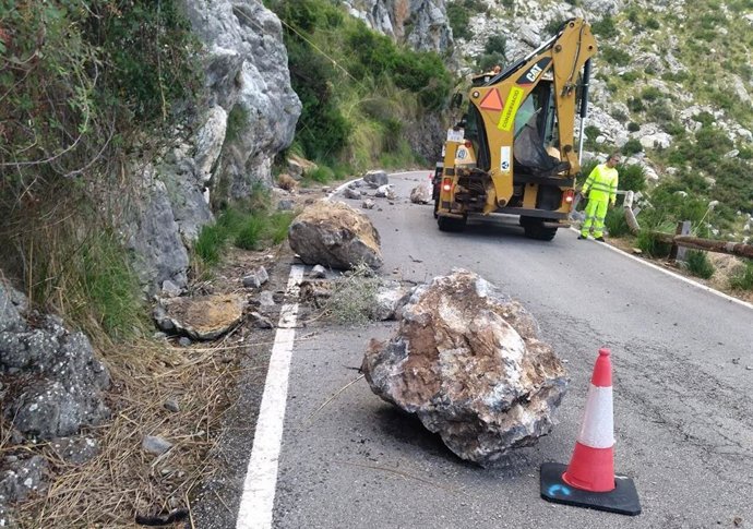 Las brigadas de carreteras resuelven las incidencias a causa del temporal