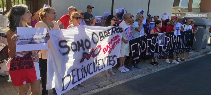Concentración de Barrios Hartos frente a la sede de Endesa por los cortes de luz.