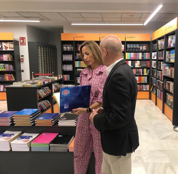 La alcaldesa de Zaragoza, Natalia Chueca, en la Librería General