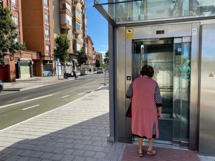 Una vallisoletana utiliza el nuevo elevador del paso peatonal de Panaderos, en Valladolid.