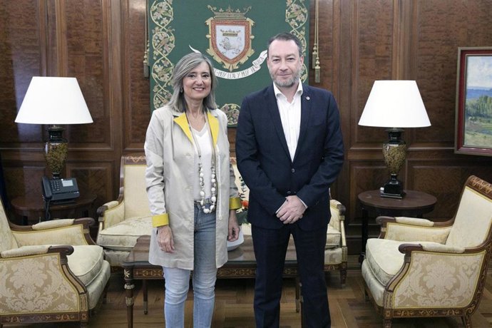 La alcaldesa de Pamplona, Cristina Ibarrola, y el rector de la UPNA, Ramón Gonzalo.