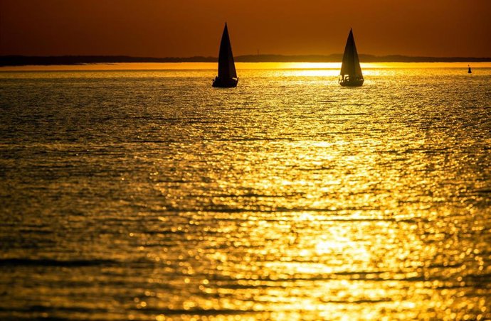 Archivo - 02 June 2020, Mecklenburg-Western Pomerania, Timmendorf (poel): Two sailing boats cruises the Baltic Sea during the sunset near the island of Poel. Photo: Jens Büttner; Dpa-Zentralbild/dpa-Zentralbild/dpa