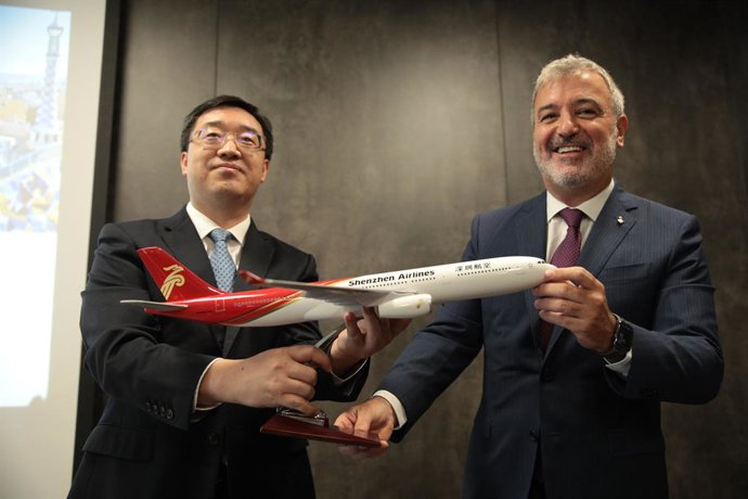 El vicepresident de Shenzhen Airlines, Zhou Zhiwei (e) i l'alcalde de Barcelona, Jaume Collboni (d), a la presentació del vol directe Barcelona-Shenzhen, a la T1 de l'aeroport del Prat, a 28 d'agost de 2023, a Barcelona, Catalunya (Espanya).
