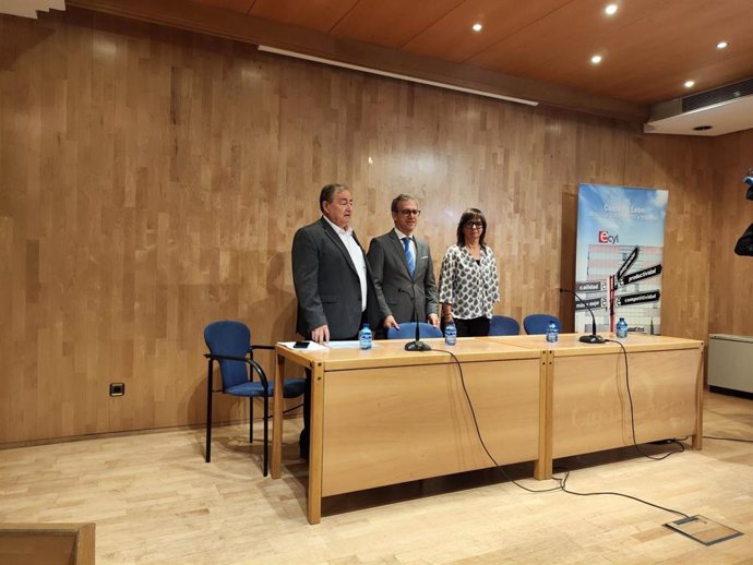De izda a dcha, Ricardo Corredor, Mariano Veganzones y Gloria Gonzalo clausuran dos programas mixtos en Soria