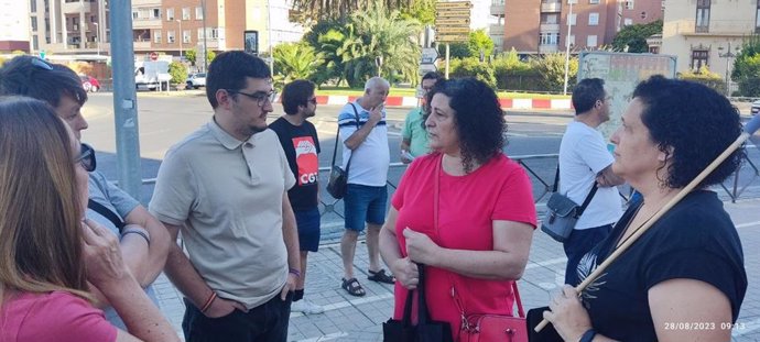 Alejandro Lorenzo (Podemos) junto a la conductora de autobús despedida