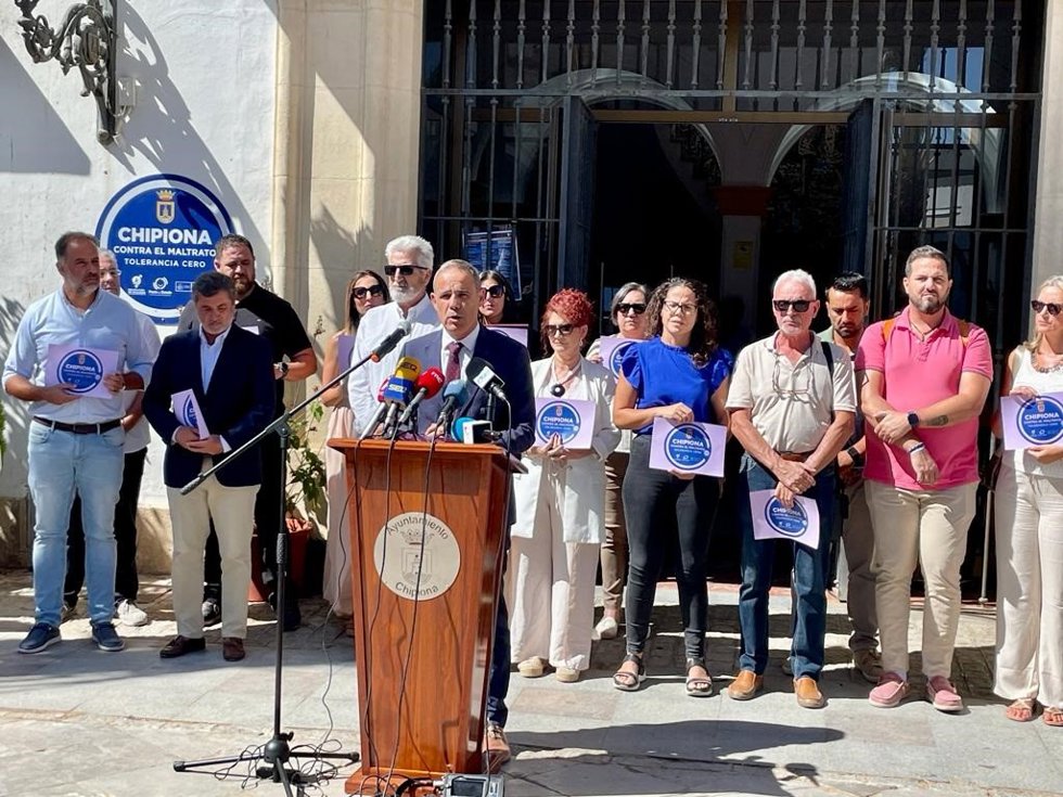 El subdelegado de Gobierno en Cádiz, José Pacheco, interviene tras el minuto de silencio celebrado este lunes en Chipiona (Cádiz) por el último caso de violencia de género en España.