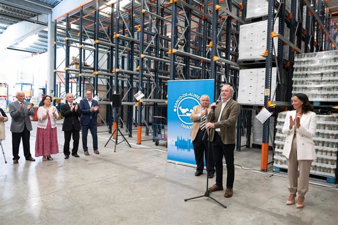 El presidente del Gobierno de Aragón, Jorge Azcón, en el Banco de Alimentos.