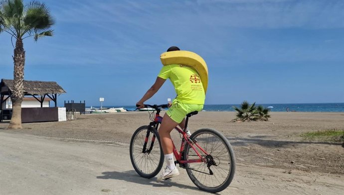 Archivo - Imagen de archivo de un socorrista en una playa de Rincón de la Victoria (Málaga). 