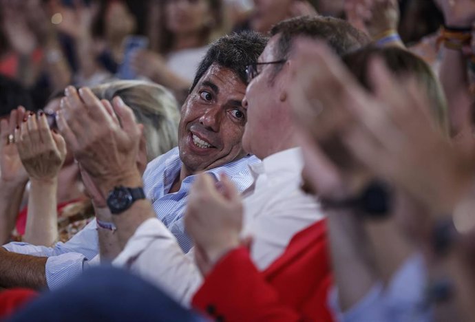 Archivo - El presidente de la Generalitat valenciana, Carlos Mazón (i) y el presidente del PP y candidato a la presidencia Alberto Núñez Feijóo (d)
