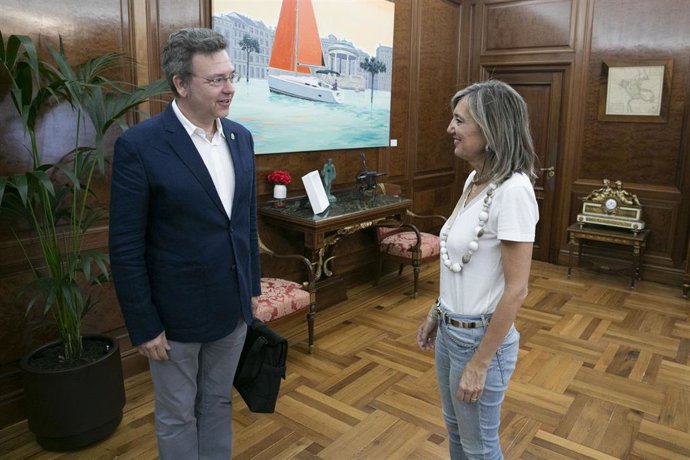 El defensor del Pueblo de Navarra y la alcaldesa de Pamplona.