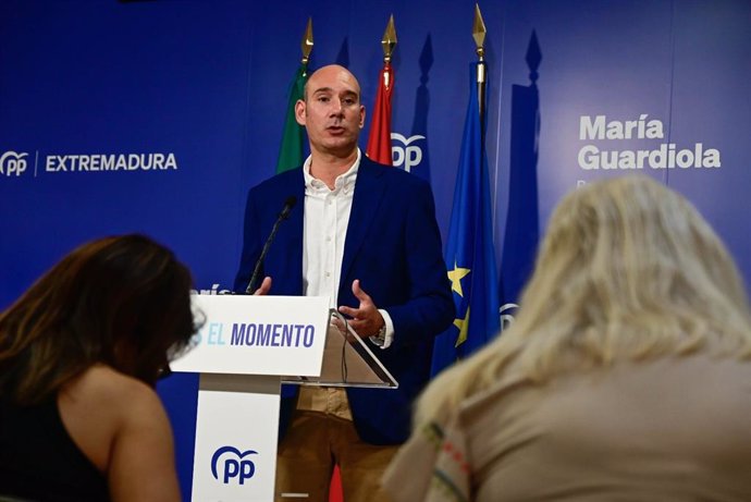 El portavoz del PP de Extremadura, José Ángel Sánchez Juliá, en rueda de prensa