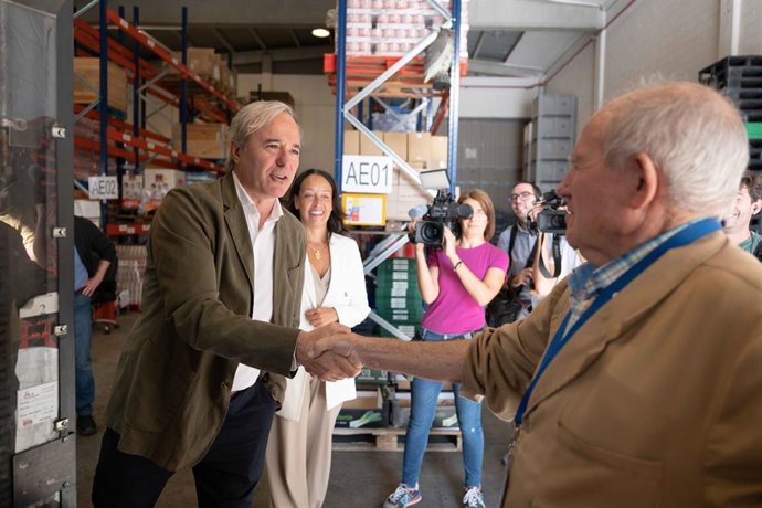El presidente del Gobierno de Aragón, Jorge Azcón, en su visita al Banco de Alimentos.