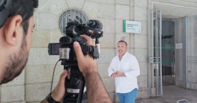 El secretario territorial del Andévalo del PSOE de Huelva y alcalde de San Silvestre de Guzmán, José Alberto Macarro, junto a la Delegación de Salud y Consumo.