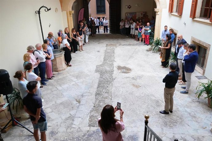 Momento del minuto de silencio en recuerdo de María José Massot en el patio de Can Oms.