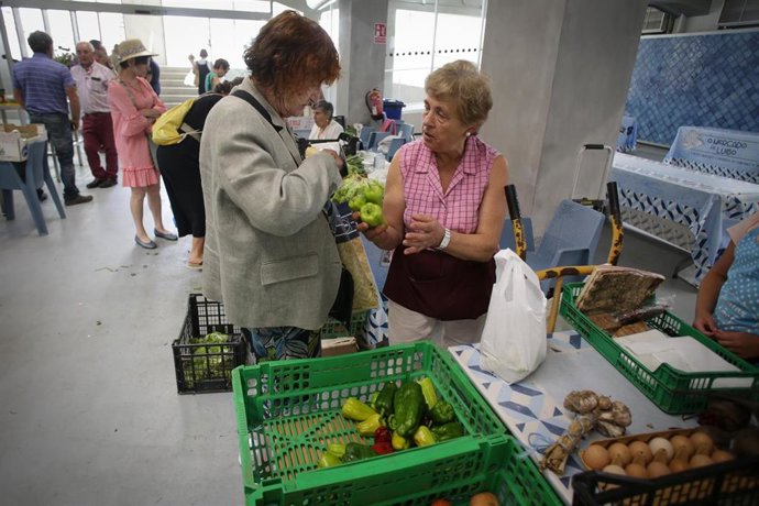 Una persona compra alimentos en un mercado, en Lugo, Galicia (España).