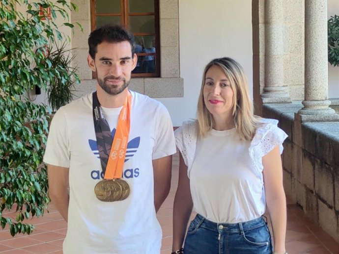 Álvaro Martín, con las dos medallas conquistadas en Budapest, junto a la presidenta de Extremadura, María Guardiola.