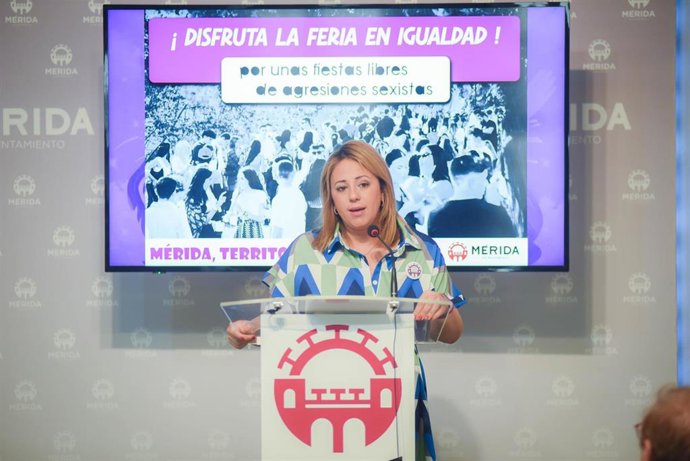 La delegada de Igualdad de Género del Ayuntamiento de Mérida, Ana Aragoneses, en rueda de prensa