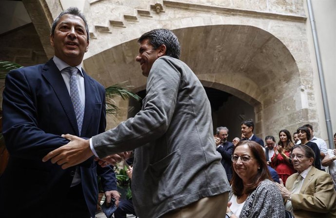 Archivo - El nuevo vicepresidente primero y conseller de Cultura y Deporte de la Generalitat, Vicente Barrera (i) y el presidente de la Generalitat valenciana, Carlos Mazón (d), durante el traspaso de la cartera