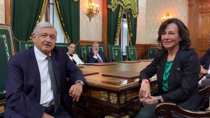 Archivo - El presidente de México, Andrés Manuel López Obrador, y la presidenta de Banco Santander, Ana Botín.