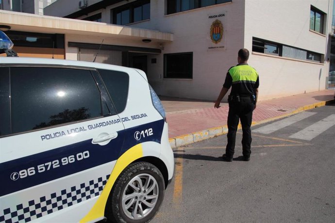 Imagen de archivo de un agente de la Policía Local de Guardamar del Segura (Alicante).