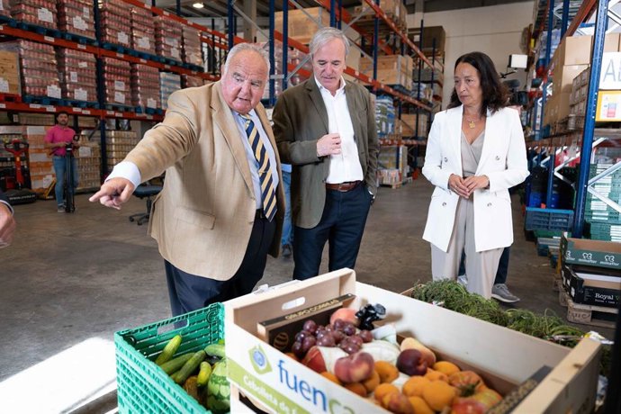 El presidente del Gobierno de Aragón, Jorge Azcón, y la consejera de Bienestar Social y Familia, Carmen Susín, con el presidente del Banco de Alimentos de Zaragoza, José Ignacio Alfaro.