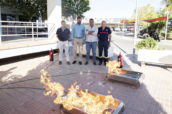 Presentación de las bateas de fuego que serán destinadas a los parques de bomberos de la provincia de Córdoba.
