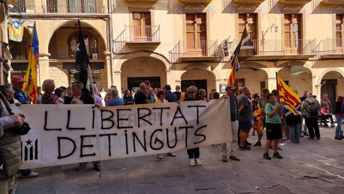 Imatge d'un grup de persones protestant contra la detenció dels homes arrestats durant La Volta