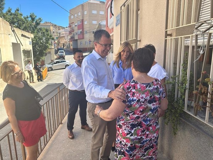 El alcalde de Murcia, José Ballesta, acompañado por la concejala de Bienestar Social, Familia y Salud, Pilar Torres, visita a una usuaria del servicio municipal de Teleasistencia del Ayuntamiento