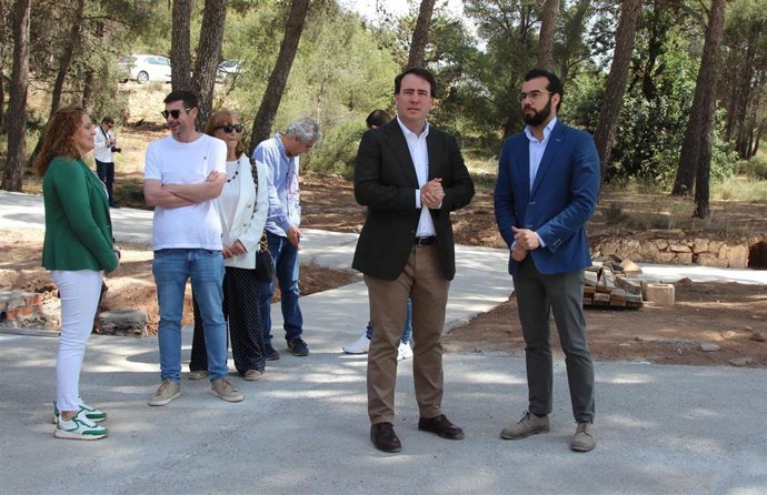 El vicepresidente Fernando Giménez y el diputado y alcalde de Énix, Álvaro Izquierdo, en una visita al municipio