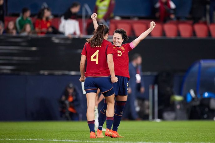 Archivo - Rocío Gálvez se dirige a Ivana Andrés en la celebración de un partido de la Selección Española de Fútbol.