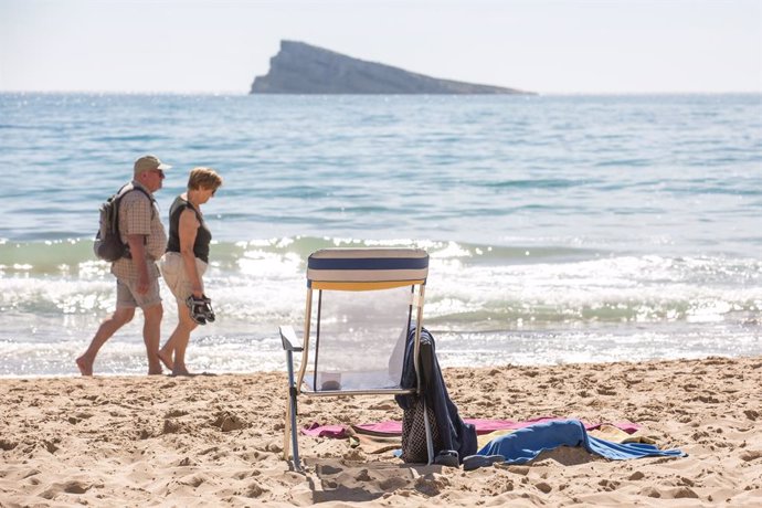 Archivo - Una pareja pasea por la orilla en la playa de Poniente, a 11 de marzo de 2023, en Benidorm, Alicante, Comunidad Valenciana (España).  