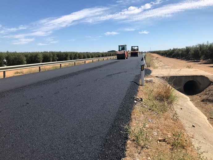 Archivo - Actuaciones de refuerzo del firme en una carretera autonómica de la provincia de Córdoba.