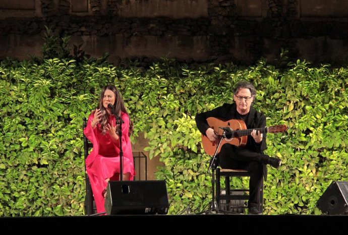 Imagen de la actuación de la artista Lucía Beltrán en las 'Noches en los Jardines del Real Alcázar de Sevilla'.