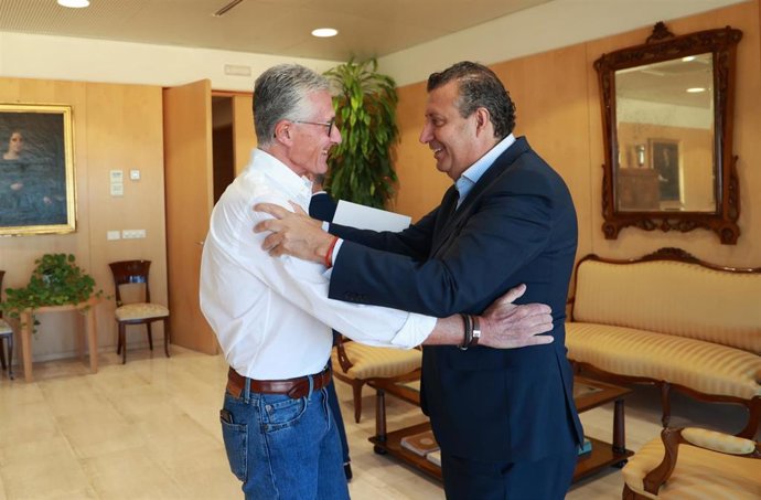 El presidente de la APS y su homólogo en la Diputación se saludan antes del encuentro que han mantenido para abordar nuevas vías de colaboración.