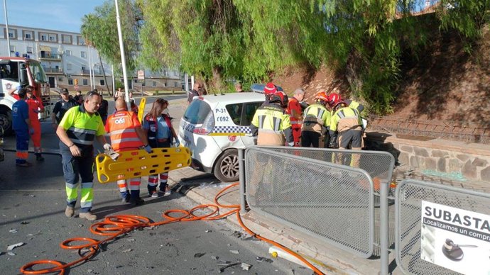 Accidente entre un turismo y un coche de la Policía Local de Huelva.
