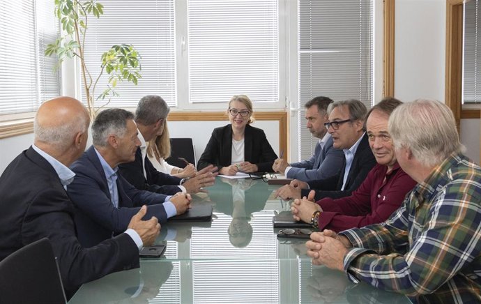 La consejera de Cultura, Turismo y Deporte, Eva Guillermina Fernández, preside la reunión del Consejo de Administración de CANTUR.