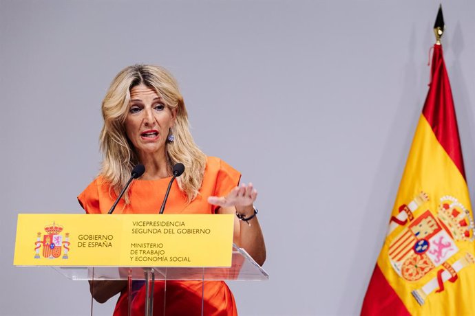 La vicepresidenta segunda y ministra de Trabajo y Economía Social en funciones, Yolanda Díaz, ofrece una rueda de prensa tras una reunión en la sede del Ministerio, a 28 de agosto de 2023, en Madrid (España). Yolanda Díaz mantiene hoy encuentros con la 