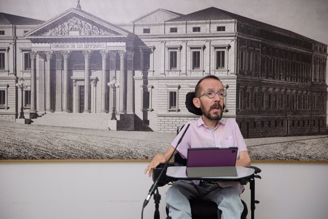 El portavoz de Unidas Podemos en el Congreso, Pablo Echenique, ofrece una rueda de prensa tras la reunión de la Diputación Permanente del Congreso de los Diputados, a 26 de julio de 2023, en Madrid (España).